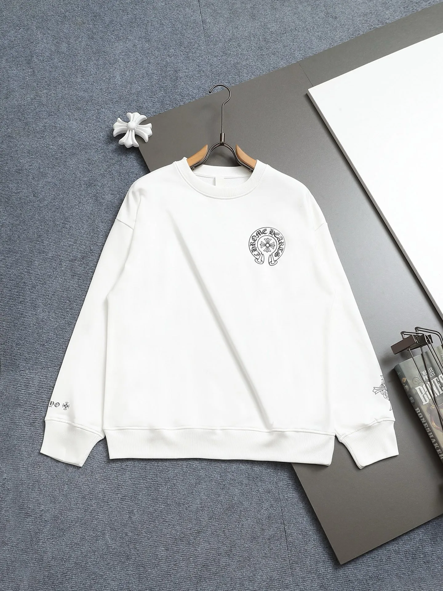 P230  Chrome hearts ch克罗心十字架马蹄LOGO印花工艺圆领卫衣 版型大 宽松有型区别低版本瘦长版型上身拉胯 百分百承诺:顶级品质不做快餐货市面最高版本 顶级品质，420克  26支定制定染双纱棉，男女同款，三标齐全。 Color: Black White Size: XS-L